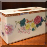 P04. Japanese porcelain box. 